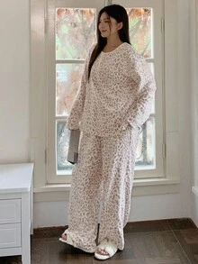 Dazy Plus 两件套加大码女式豹纹抓绒宽松上衣和裤子睡衣套装，保暖内衬，适合秋冬季穿着 - 卡其色 - 查看 1