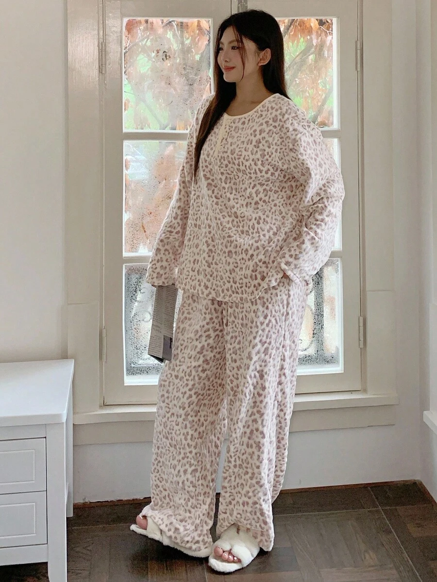 Dazy Plus 两件套加大码女式豹纹抓绒宽松上衣和裤子睡衣套装,保暖内衬,适合秋冬季穿着 - 卡其色 - 查看 1
