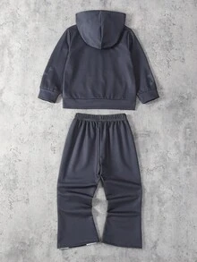 SHEIN 2 件套年轻男童服装，儿童针织舒适幼儿连帽夹克，搭配简约字母印花上衣和松紧腰休闲喇叭裤，宽松版型，适合秋冬季，适合度假、日常穿着、返校 - 深灰色 - 查看 2