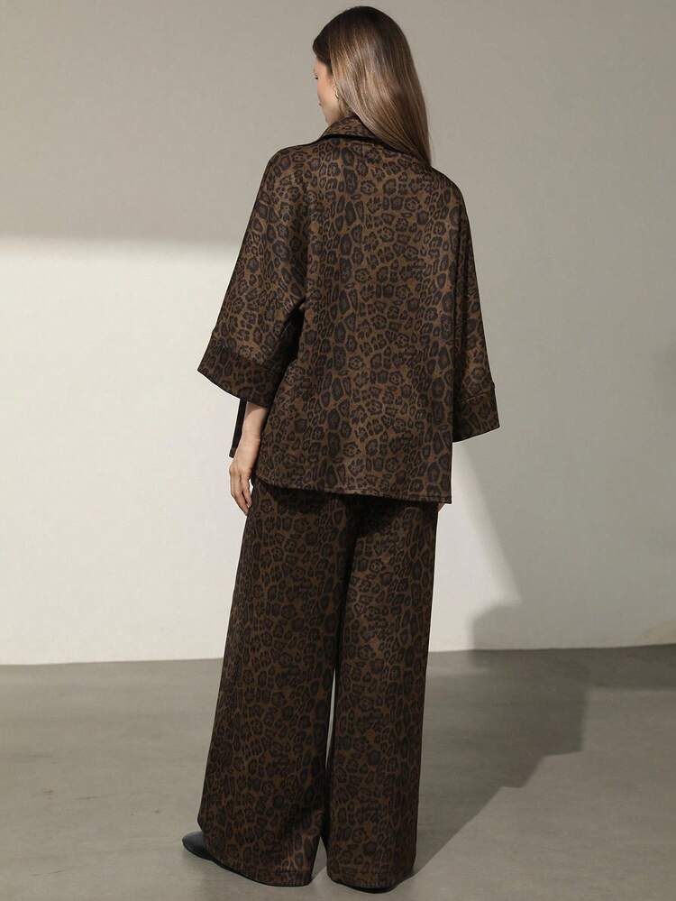 Aveloria Modichic Conjunto de 2 piezas de camisa suelta con cuello y botones de estampado de leopardo, y pantalones rectos de cintura elástica para mujer - Multicolor - Ver 2