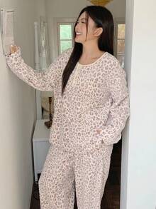 Dazy Plus 两件套加大码女式豹纹抓绒宽松上衣和裤子睡衣套装，保暖内衬，适合秋冬季穿着 - 卡其色 - 查看 6