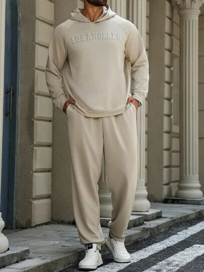 Manfinity Homme 男士加大码休闲通勤日常百搭字母压花插肩袖连帽衫和运动裤套装，秋季服装