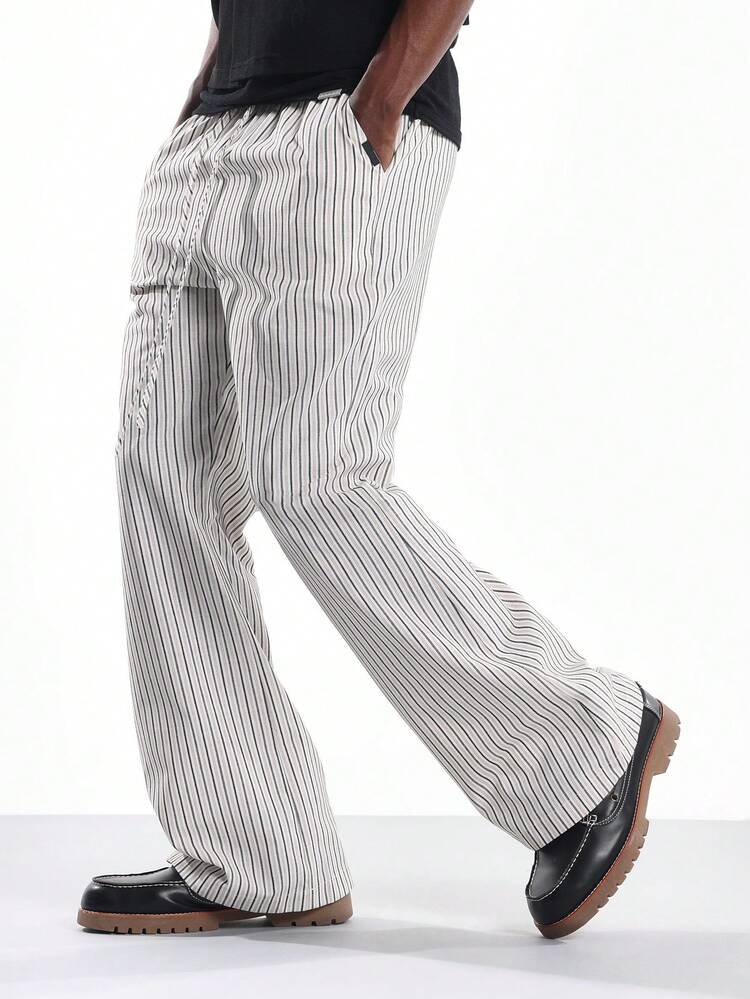 Calças largas boca de sino com listras verticais