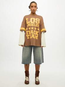 SUMWON WOMEN 洛杉矶田径队校队双层长袖复古学院风 T 恤，撞色袖子和星星图案，秋冬街头风格，分层外观，都市时尚 - 棕色 - 查看 8