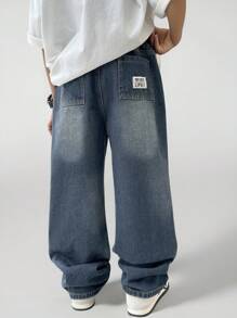 SHEIN Casuvi Kids Denimly Tween 男童宽松直筒牛仔裤。学院风休闲日常复古街头时尚推荐。复古水洗深蓝色个性风。搭配后袋，尽显街头酷感。宽松舒适。适合外出、休闲、校园日常穿着。衣橱必备的经典百搭时尚单品 - 深色水洗藍 - 查看 3