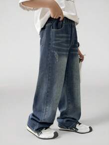 SHEIN Casuvi Kids Denimly Tween 男童宽松直筒牛仔裤。学院风休闲日常复古街头时尚推荐。复古水洗深蓝色个性风。搭配后袋，尽显街头酷感。宽松舒适。适合外出、休闲、校园日常穿着。衣橱必备的经典百搭时尚单品 - 深色水洗藍 - 查看 8
