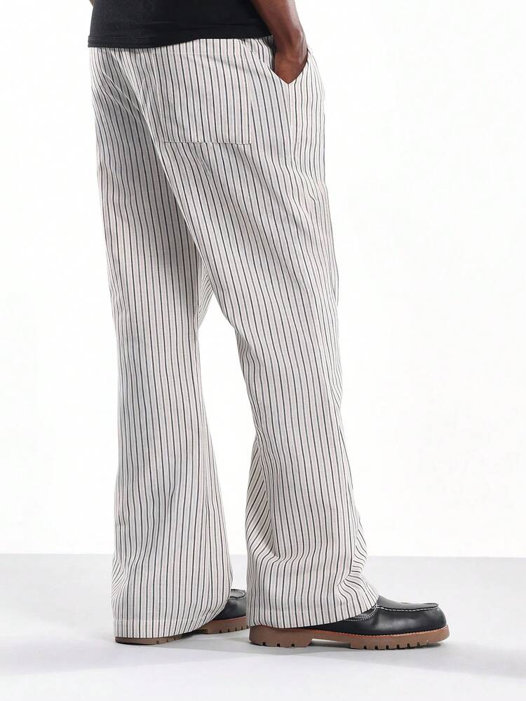 Calças largas boca de sino com listras verticais