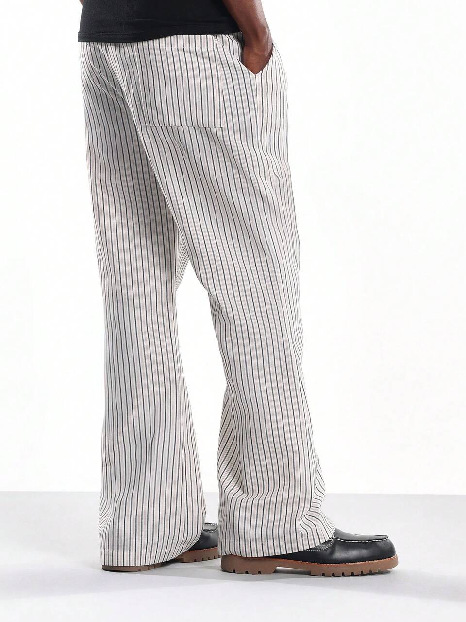 Pantalon évasé à jambes larges et rayures verticales
