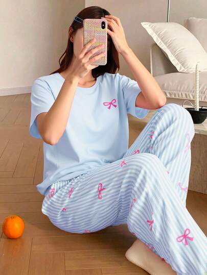 SHEIN 2 st/set tonårsflickor söta söta eleganta minimalistiska mode nya rosa rosett rund hals kortärmade toppar och blå randiga rosettbyxor casual bekväma pyjamas