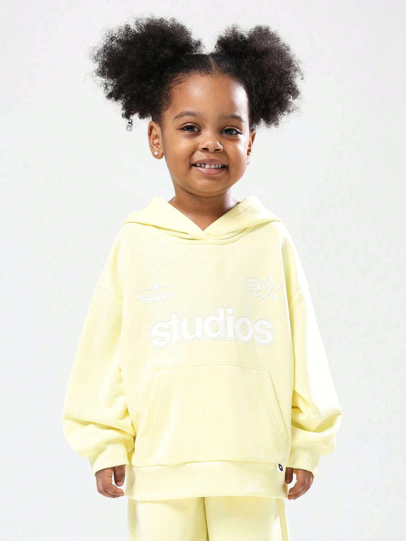 Conjunto de moletom com capuz e calça de moletom com logotipo da Studios