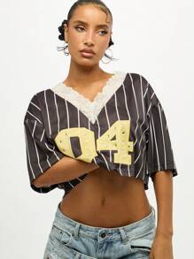 SUMWON WOMEN Top corto de béisbol con rayas de jersey universitario, adornado con encaje, números de strass y estilo estético Y2K. Prenda de moda de béisbol para usar en festivales de verano - Negro - Ver 6