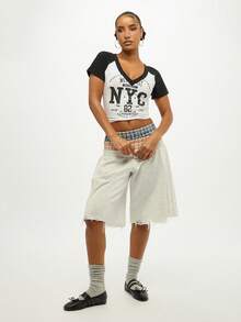 SUMWON WOMEN 复古学院风 V 领插肩袖短款 T 恤布鲁克林西东部门大学纽约印花棒球风格时尚短款上衣 - 黑與白 - 查看 3