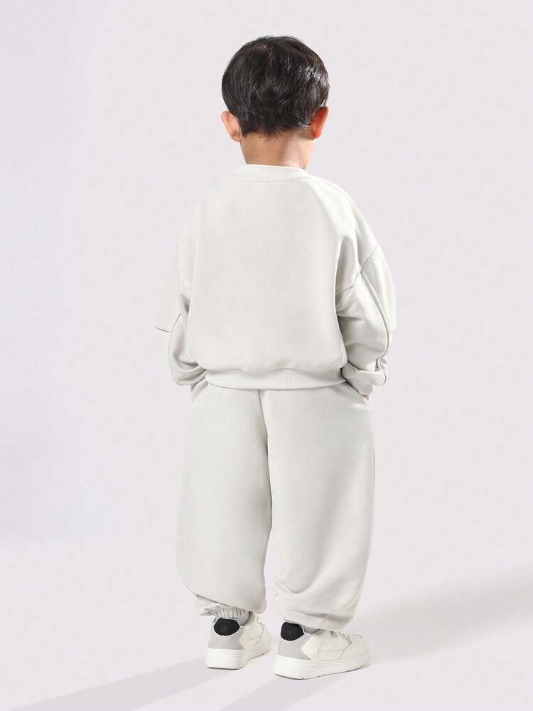 クマのロゴ入りオーバーサイズスウェットシャツとジョガーパンツ