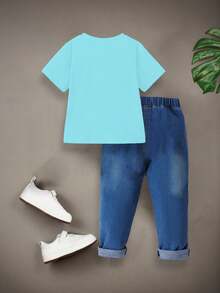 SHEIN Playful Pals 2 件套年轻男孩休闲时尚街头风格简约加州与十字图案蓝色短袖圆领 T 恤和牛仔裤套装 - 彩色 - 查看 2