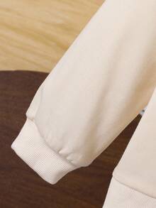 少女甜美可爱长袖彼得潘领卫衣搭配杏色喇叭裤套装，时尚简约通勤秋冬