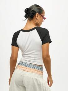 SUMWON WOMEN 复古学院风 V 领插肩袖短款 T 恤布鲁克林西东部门大学纽约印花棒球风格时尚短款上衣 - 黑與白 - 查看 2