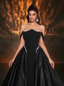 Glamrae 优雅的黑色针织拼布缎面光泽不对称抹胸巴斯克腰部碰撞白色奢华串珠丝带超喇叭 A 字裙，配有可调节系带，适合约会、单身派对、婚礼、活动、度假、返校、正式场合 - 黑色 - 查看 3