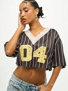 SUMWON WOMEN Top corto de béisbol con rayas de jersey universitario, adornado con encaje, números de strass y estilo estético Y2K. Prenda de moda de béisbol para usar en festivales de verano - Negro - Ver 5