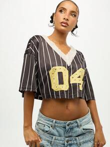 SUMWON WOMEN Top corto de béisbol con rayas de jersey universitario, adornado con encaje, números de strass y estilo estético Y2K. Prenda de moda de béisbol para usar en festivales de verano - Negro - Ver 7