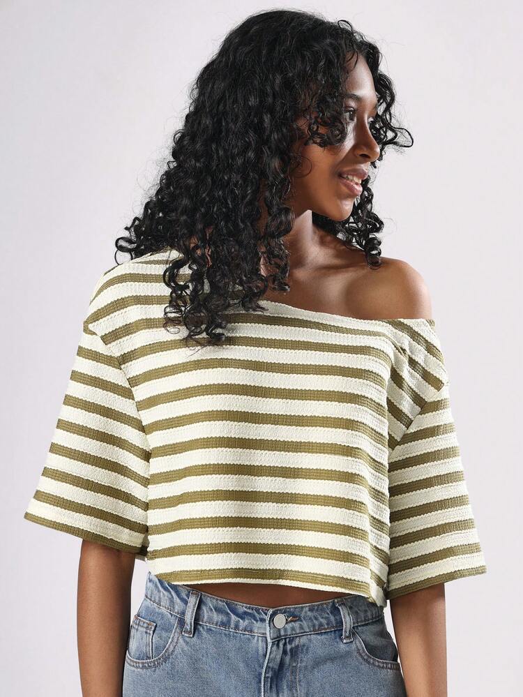 ワイドスリーブのオフショルダーリブ編みクロップトップ