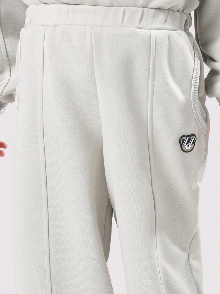 クマのロゴ入りオーバーサイズスウェットシャツとジョガーパンツ