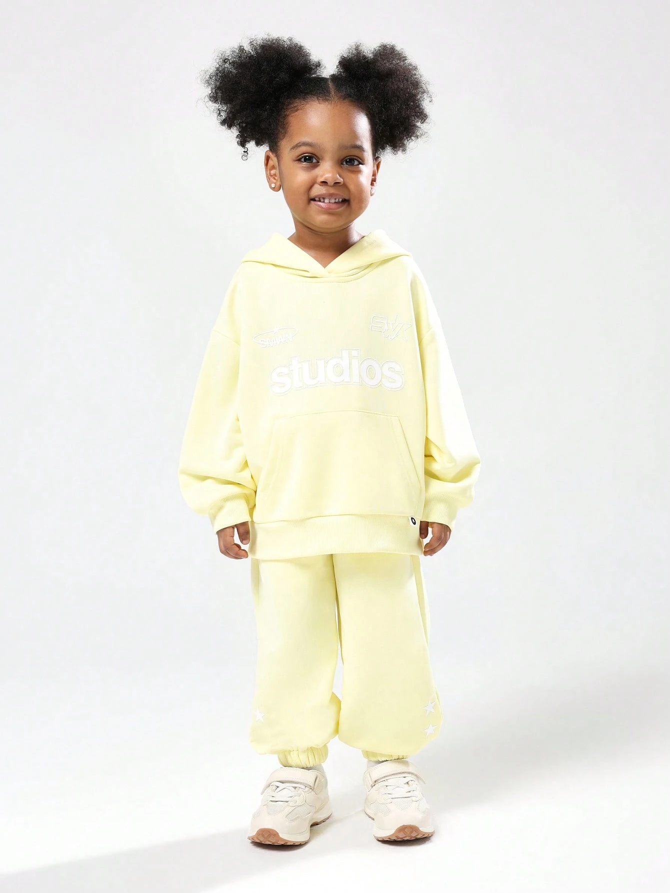 Conjunto de moletom com capuz e calça de moletom com logotipo da Studios