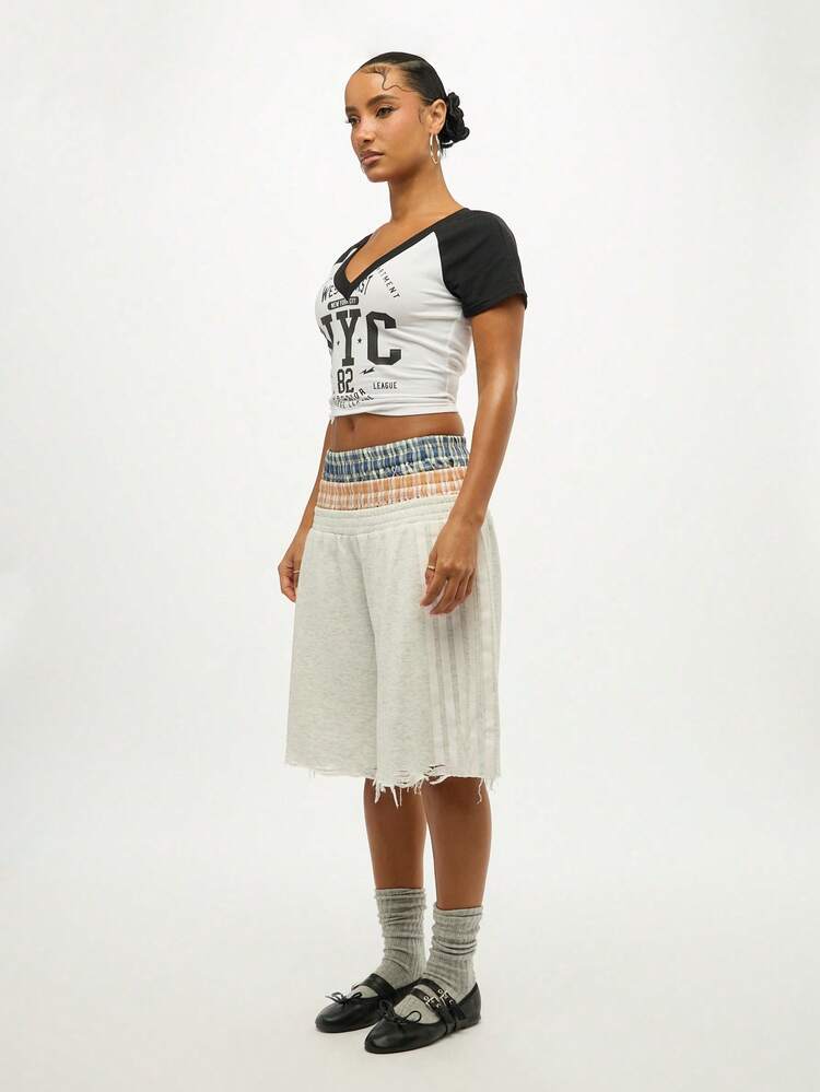 SUMWON WOMEN 复古学院风 V 领插肩袖短款 T 恤布鲁克林西东部门大学纽约印花棒球风格时尚短款上衣 - 黑與白 - 查看 7