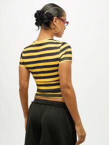 SUMWON WOMEN 复古风格条纹短款 T 恤，带有热线文字印花，纽约城风格修身短袖上衣，Y2K 时尚街头服饰 - 彩色 - 查看 2