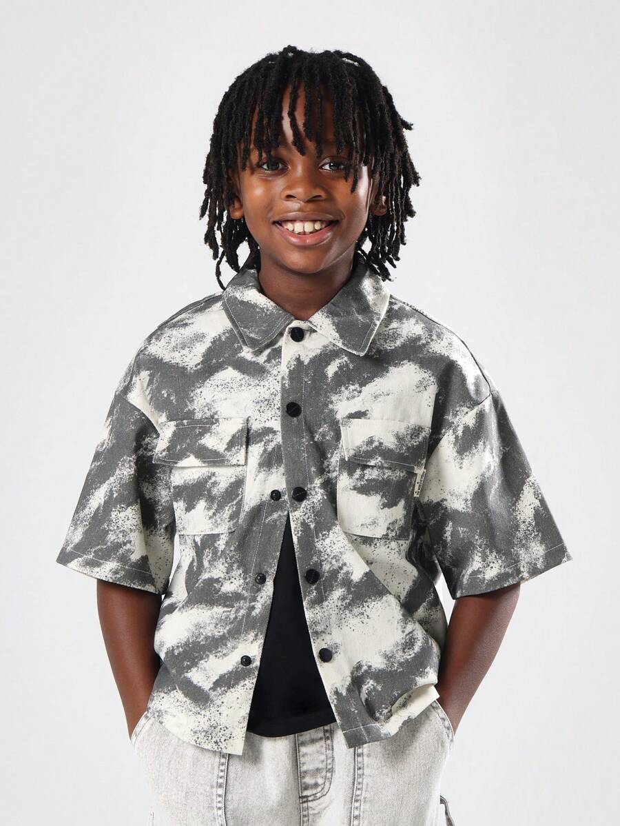 SUMWON 青年扎染印花纽扣宽松衬衫短袖超大露营领休闲周末假日街头风格口袋细节 - 深灰色 - 查看 1