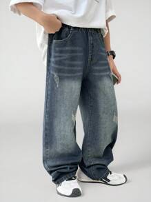 SHEIN Casuvi Kids Denimly Tween 男童宽松直筒牛仔裤。学院风休闲日常复古街头时尚推荐。复古水洗深蓝色个性风。搭配后袋，尽显街头酷感。宽松舒适。适合外出、休闲、校园日常穿着。衣橱必备的经典百搭时尚单品 - 深色水洗藍 - 查看 6