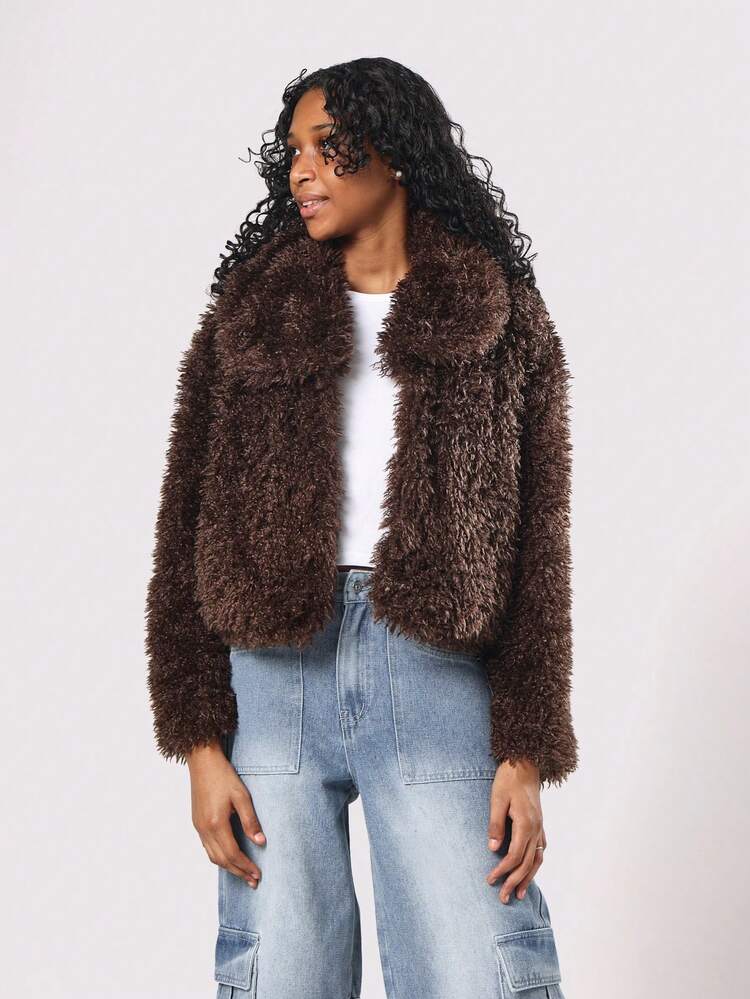 サイドポケットとふわふわの質感が特徴の豪華なテディコート