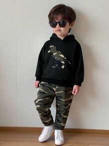 SHEIN 2 件儿童男童休闲街头迷彩连帽运动衫和抽绳迷彩裤针织 2 件套，适合学校、花园、海滩、生日、秋冬季节，羊毛，加厚 - 彩色 - 查看 2