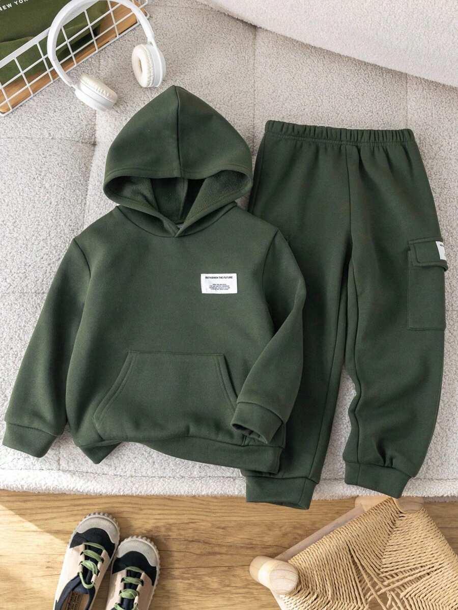 SHEIN 2 件套年轻男孩休闲学院风舒适时尚简约实用百搭针织连帽衫和工装裤口袋裤套装儿童服装