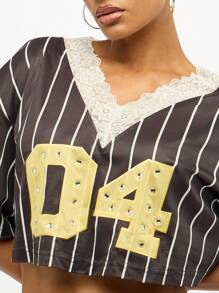 SUMWON WOMEN Top corto de béisbol con rayas de jersey universitario, adornado con encaje, números de strass y estilo estético Y2K. Prenda de moda de béisbol para usar en festivales de verano - Negro - Ver 4