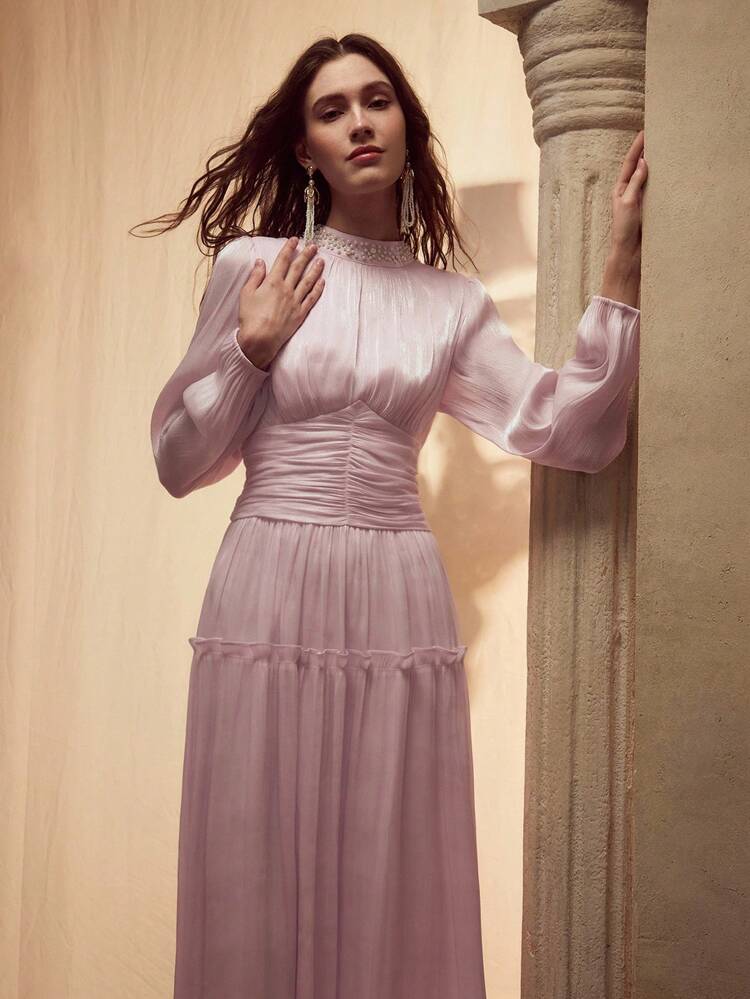 VESTIDO FEMININO COM COLARINHO PESADO BORDADO