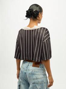 SUMWON WOMEN Top corto de béisbol con rayas de jersey universitario, adornado con encaje, números de strass y estilo estético Y2K. Prenda de moda de béisbol para usar en festivales de verano - Negro - Ver 3