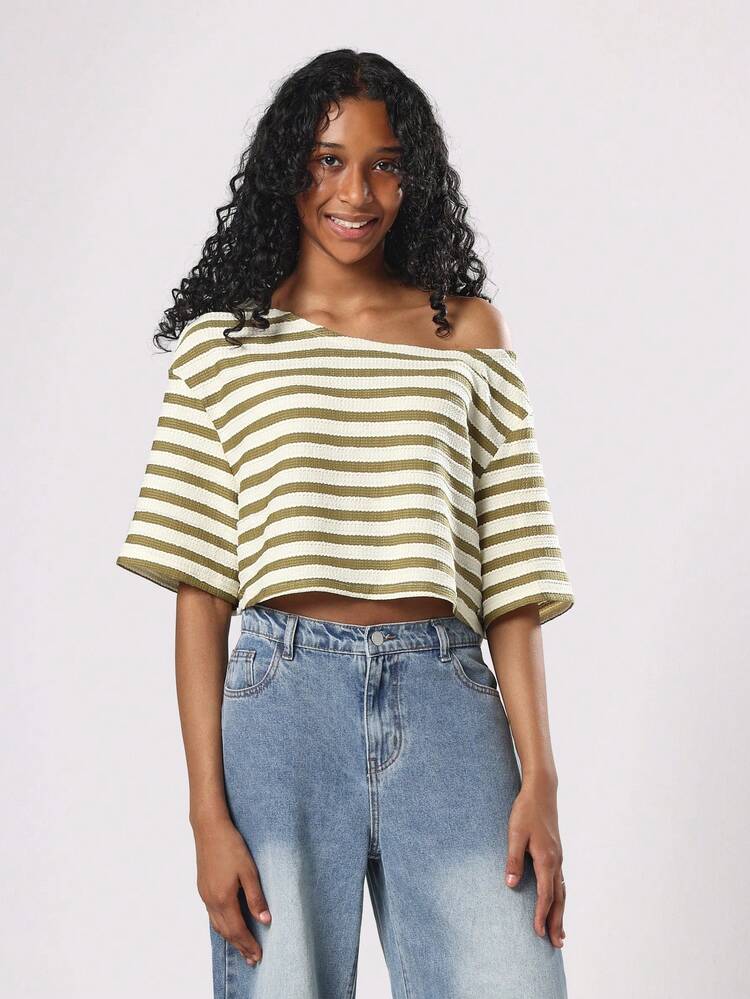 ワイドスリーブのオフショルダーリブ編みクロップトップ