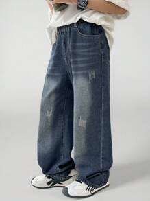 SHEIN Casuvi Kids Denimly Tween 男童宽松直筒牛仔裤。学院风休闲日常复古街头时尚推荐。复古水洗深蓝色个性风。搭配后袋，尽显街头酷感。宽松舒适。适合外出、休闲、校园日常穿着。衣橱必备的经典百搭时尚单品 - 深色水洗藍 - 查看 9