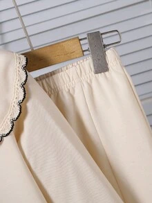 少女甜美可爱长袖彼得潘领卫衣搭配杏色喇叭裤套装，时尚简约通勤秋冬