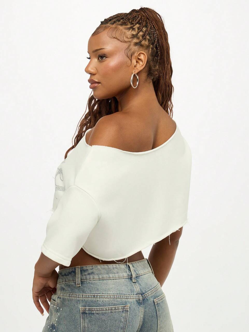 SUMWON Top corto con hombros descubiertos, logo con rhinestones, manga corta, casual de verano, festival, con borde deshilachado y bajo sin acabar, para fiesta, club, moda callejera y de noche