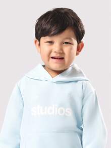 SUMWON 宽松儿童浅蓝色连帽卫衣和运动裤套装，带有 Studios 标志，适合男孩冬季休闲穿着，配有弹性裤脚和前袋。 - 淺藍色 - 查看 5