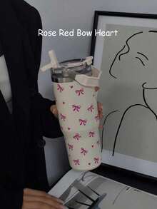 1 قطعة كوب عازل للحرارة والبرودة سعة 900 مل/33.44 أونصة بتصميم قلب وفيونكة، زجاجة مياه كبيرة السعة مع مقبض وقش، غطاء للشرب من الجانبين، للسفر والخارج والرياضة والمدرسة، هدية عيد - متعدد الألوان - مشاهدة 12