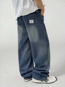 SHEIN Casuvi Kids Denimly Tween 男童宽松直筒牛仔裤。学院风休闲日常复古街头时尚推荐。复古水洗深蓝色个性风。搭配后袋，尽显街头酷感。宽松舒适。适合外出、休闲、校园日常穿着。衣橱必备的经典百搭时尚单品 - 深色水洗藍 - 查看 7