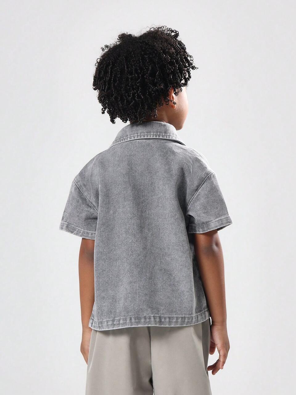 Camicia in denim grigio con bottoni e stampe di testo grafico
