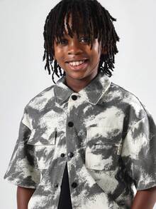 SUMWON 青年扎染印花纽扣宽松衬衫短袖超大露营领休闲周末假日街头风格口袋细节 - 深灰色 - 查看 3