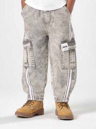 SUMWON Jeans cargo à jambes larges et vintage pour garçons, avec détails de rayures latérales. Coupe décontractée et relâchée, style streetwear en denim. Quatre poches, chevilles retroussées. Automne hiver