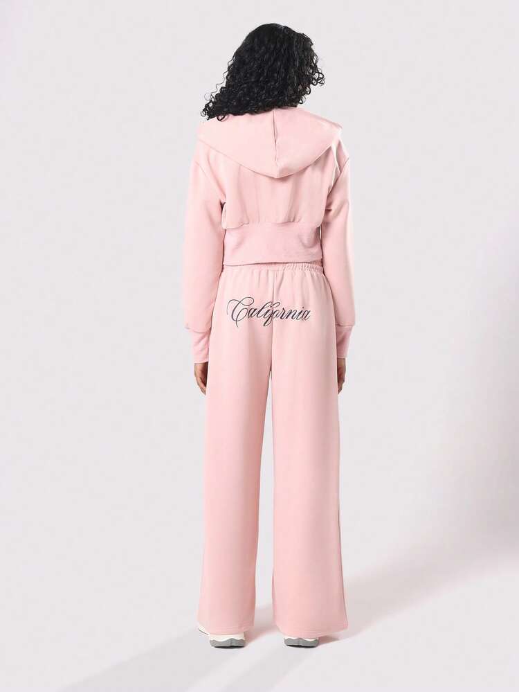 クロップド丈のフルジップパーカーとスクリプト入りワイドレッグジョガー