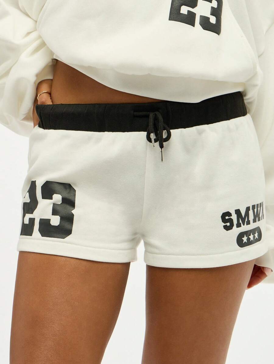 SUMWON WOMEN 校队风格字母印花运动短裤高腰运动抽绳撞色腰带数字图案夏季热裤 - 白色 - 查看 1