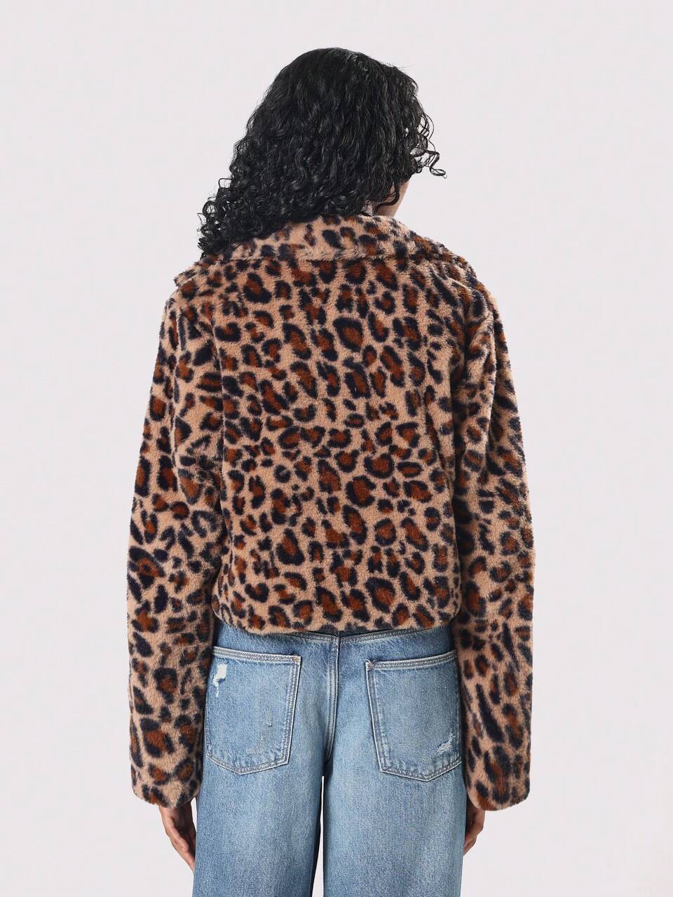 Kurze Jacke aus Kunstpelz mit Leopardenmuster und Plüschstruktur