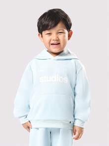 SUMWON 宽松儿童浅蓝色连帽卫衣和运动裤套装，带有 Studios 标志，适合男孩冬季休闲穿着，配有弹性裤脚和前袋。 - 淺藍色 - 查看 3
